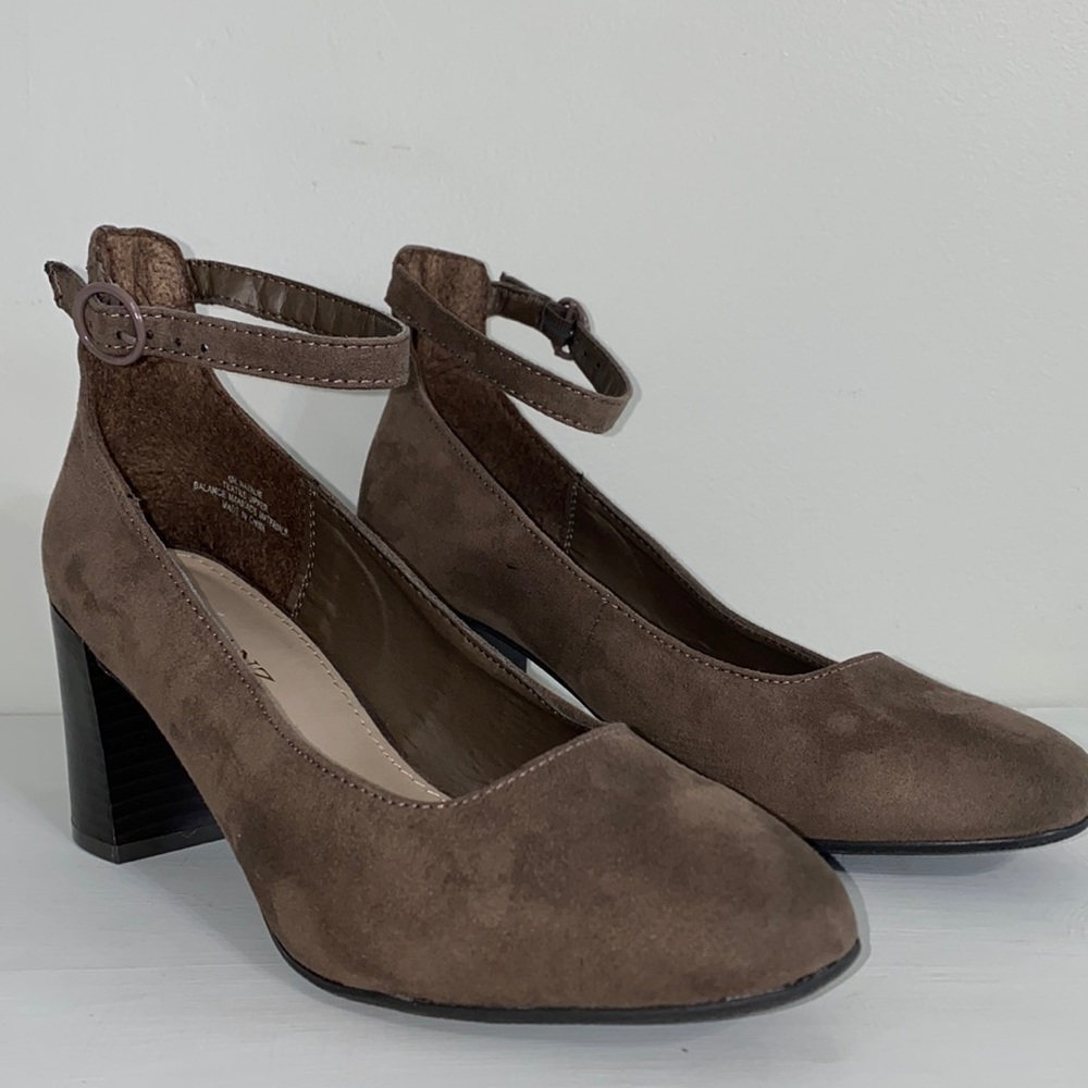 Solanz Women’s Natalie Block Heel Closed Toe Suede Brown Size 6.5